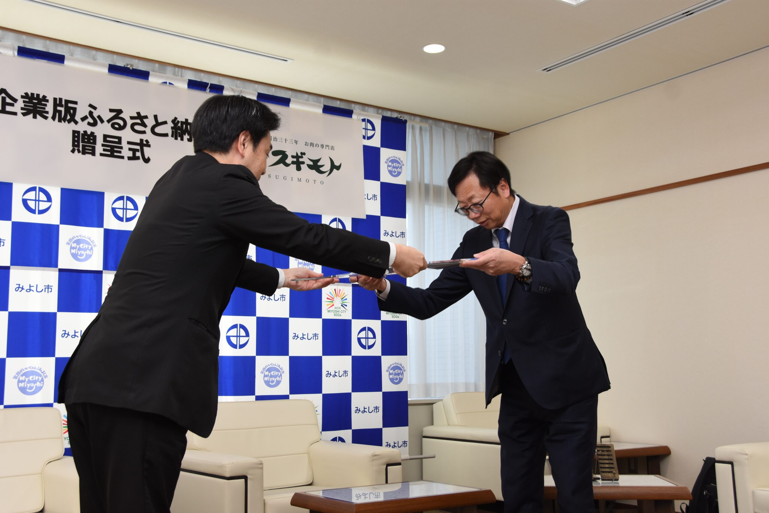 みよし市の小山市長から、表彰状を拝受する杉本達哉。